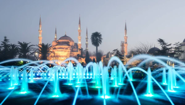 Fontaine sur la zone sultanahmet en soirée — Photo