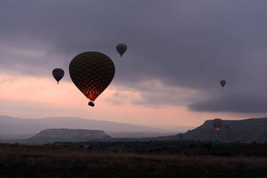 Güneşin doğuşunda renkli balonlar
