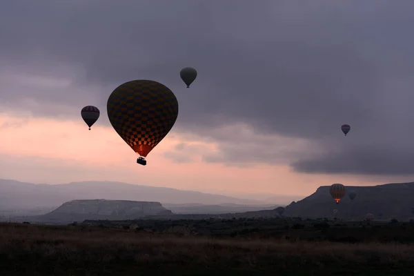 Barevné balónky na obloze východ slunce — Stock fotografie