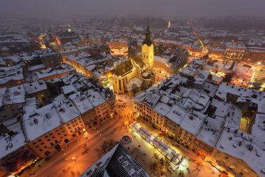 Lviv şehir merkezi belediye üstünden pitoresk akşam görünümü