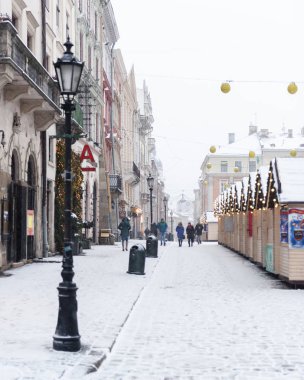 Lviv kış zamanında. Pitoresk akşam görünüm Noel Fuarı