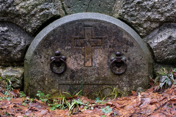 Gotischer Grabstein auf dem Herbstfriedhof — Stockfoto