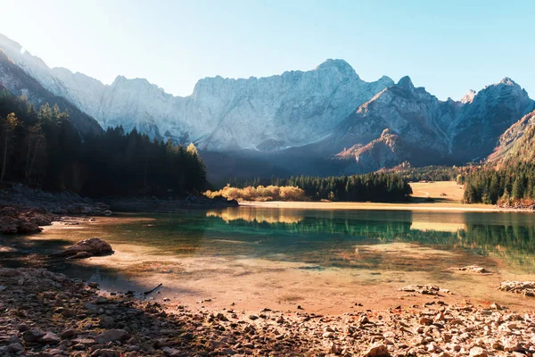 Lever de soleil coloré sur le lac Fusine — Photo