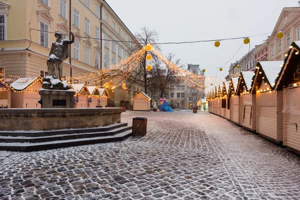 Lviv téli időben. A karácsonyi vásár festői este megtekintése — Stock Fotó