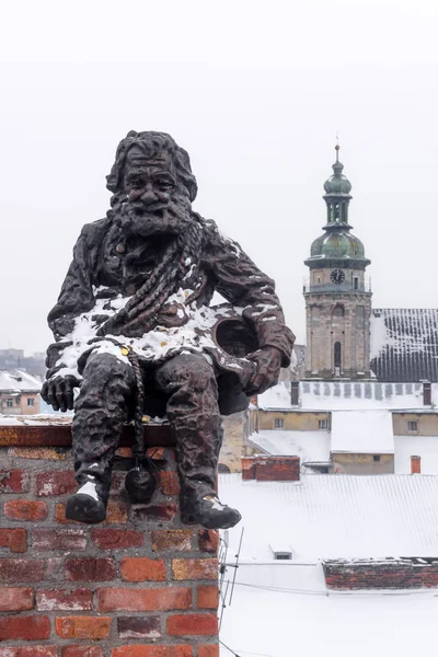 Vue pittoresque sur le centre-ville de Lviv depuis le toit ancien — Photo