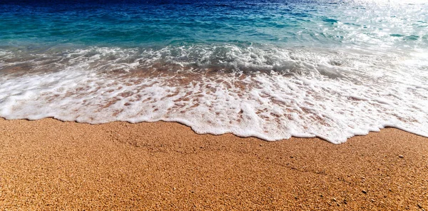 Удивительный средиземноморский пейзаж с золотым песком — стоковое фото