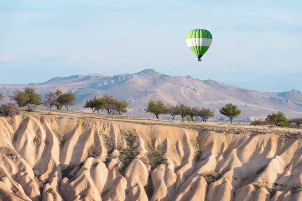 Güneşin doğuşunda renkli balonlar — Stok fotoğraf