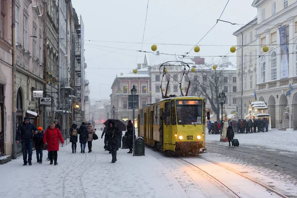 Tranvía en la plaza del mercado en invierno — Foto de Stock