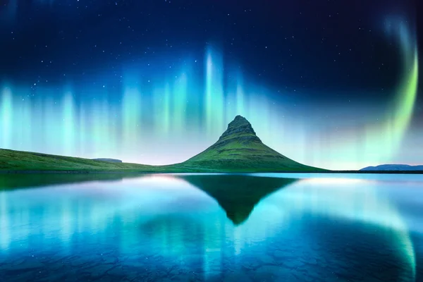 녹색 오로라 kirkjufell 산 뒤에 빛 — 스톡 사진