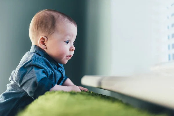 Νεογέννητο μωρό αγόρι στον πράσινο τάπητα κινηματογράφηση σε πρώτο πλάνο — Φωτογραφία Αρχείου