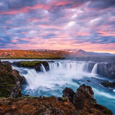 Skjalfandafljot nehrinde Godafoss şelalesi