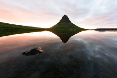Kirkjufellsfoss şelalesinde renkli gün doğumu
