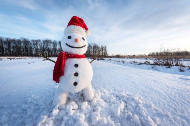 Kırmızı şapkalı komik kardan adam.