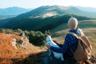 Uçurumun kenarında yalnız bir turist oturuyor.