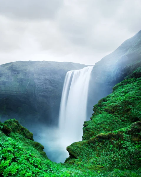 Berömda Skogafoss vattenfall — Stockfoto