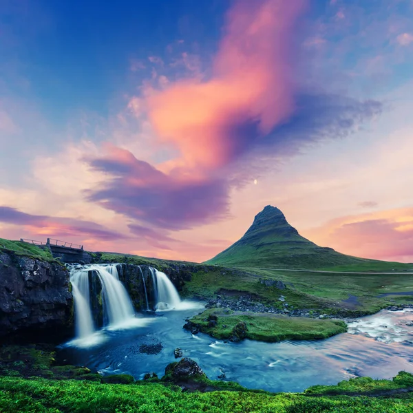 Colorful sunrise on Kirkjufellsfoss waterfall — Stock Photo, Image
