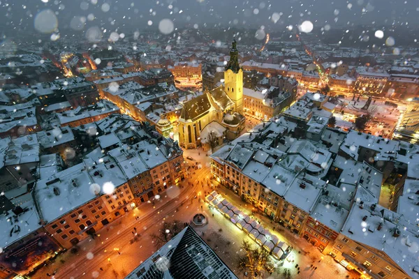 Pittoreske avond uitzicht over centrum van de stad Lviv vanaf bovenkant van stadhuis — Stockfoto