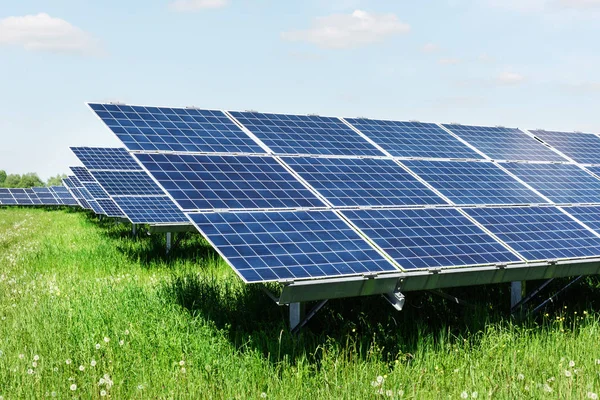 Solpanel på blå himmel bakgrund — Stockfoto