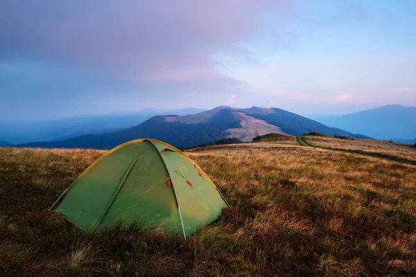 Tenda verde nelle montagne primaverili — Foto Stock