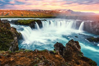 Skjalfandafljot nehrinde Godafoss şelalesi