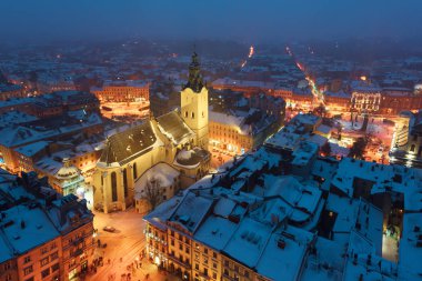 Lviv şehir merkezi belediye üstünden pitoresk akşam görünümü