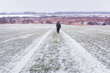 Karlı yolda köpekli adam