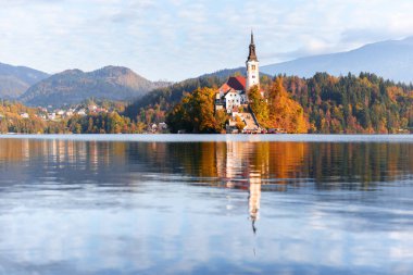 Slovenya 'nın Julian Alps kentindeki Bled Gölü' nün renkli gündoğumu manzarası