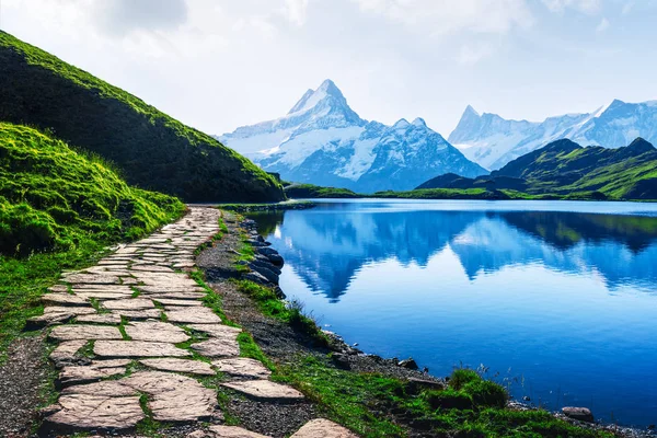 Vista pittoresca sul lago Bachalpsee nelle Alpi svizzere — Foto Stock