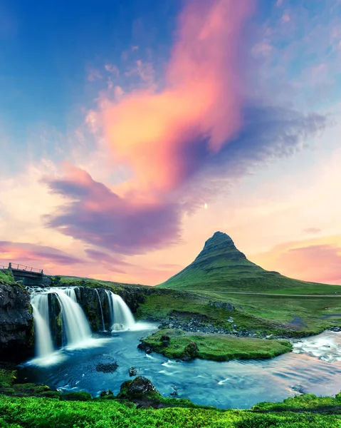 Farbenfroher Sonnenaufgang am Kirkjufellsfoss Wasserfall — Stockfoto