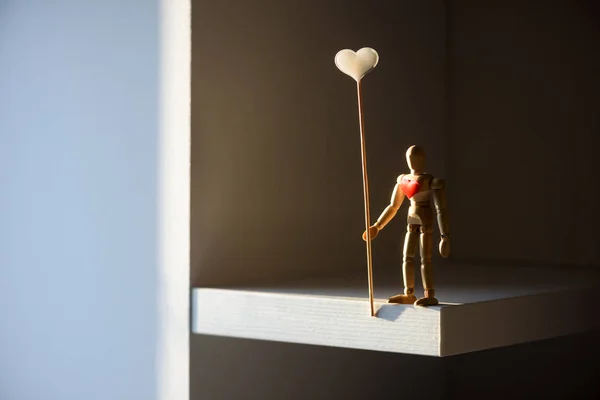 Figura homem de madeira com coração vermelho — Fotografia de Stock