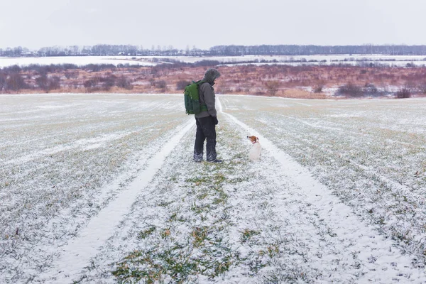 Karlı yolda köpekli adam — Stok fotoğraf