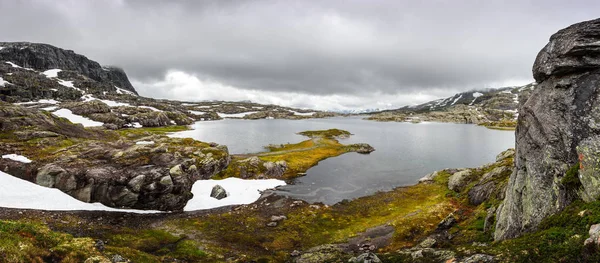 눈덮인 산들이 있는 전형적 인 북유럽 풍경 — 스톡 사진