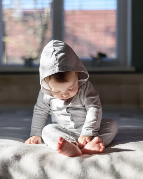 Ευτυχισμένο μωρό αγόρι στο πιτζάμες γκρι — Φωτογραφία Αρχείου