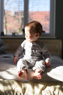 Mutlu bebek çocuk gri pijama