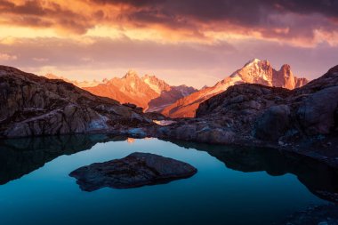 Fransa Alpleri 'ndeki Lac Blanc Gölü' nde renkli gün batımı