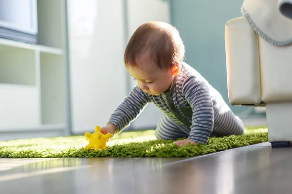 Jugando niño en alfombra verde primer plano — Foto de Stock