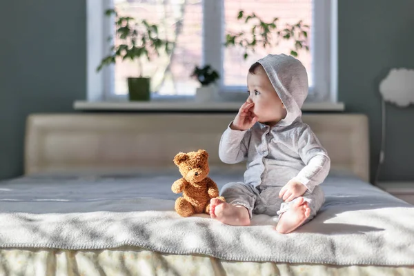 Bébé Garçon Heureux Pyjama Gris Sur Lit Dans Chambre — Photo