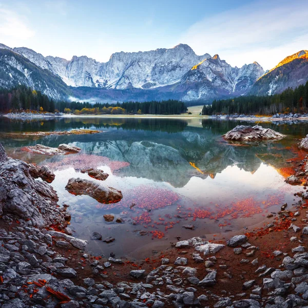 Colorido amanecer en el lago Fusine —  Fotos de Stock