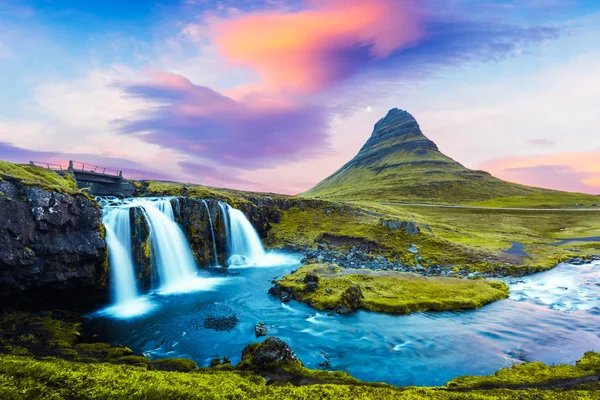 Colorido amanecer en la cascada Kirkjufellsfoss — Foto de Stock