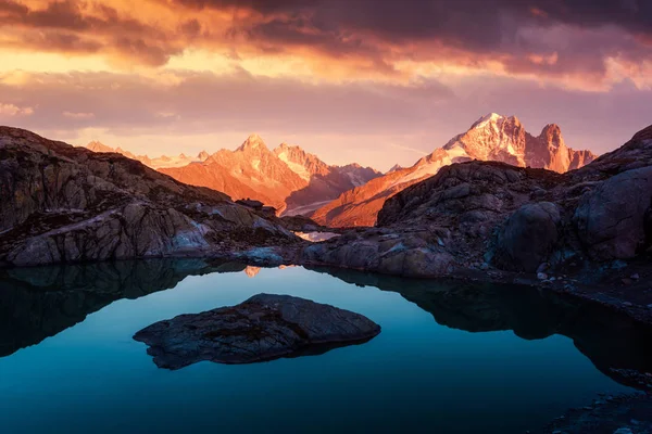 Kolorowy zachód słońca nad jeziorem Lac Blanc we Francji Alpy — Zdjęcie stockowe