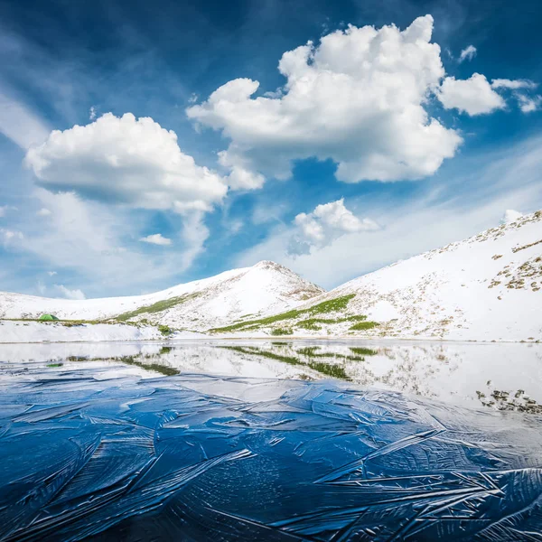 Lago de montanha congelado com gelo azul — Fotografia de Stock