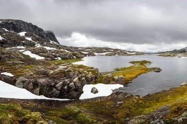 눈덮인 산들이 있는 전형적 인 북유럽 풍경 — 스톡 사진