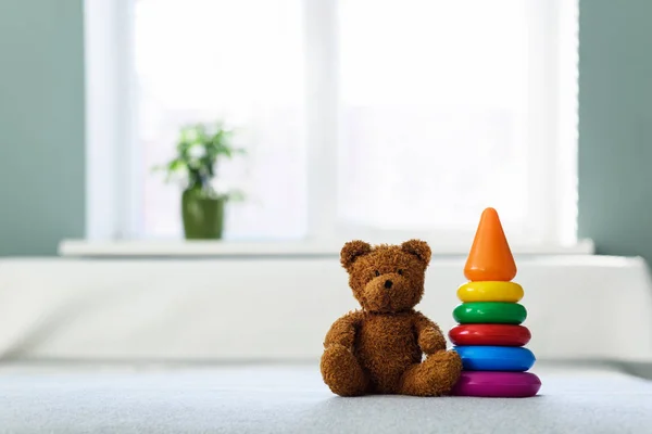 Плюшевая игрушка плюшевого медведя на белой кровати — стоковое фото