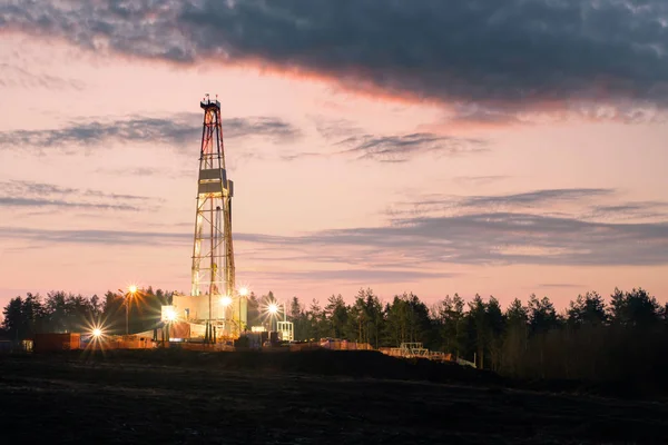 Olie gas boren tuig op zonsondergang achtergrond — Stockfoto