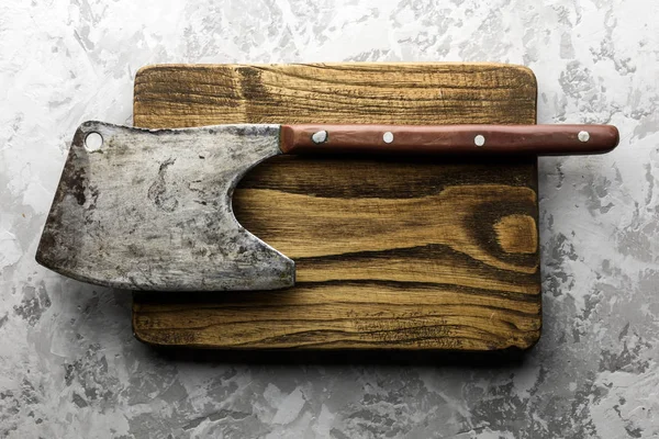 Vieille hache rustique pour la viande sur une planche en bois — Photo