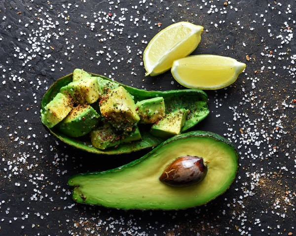 Vers avocado fruit op een houten plank — Stockfoto