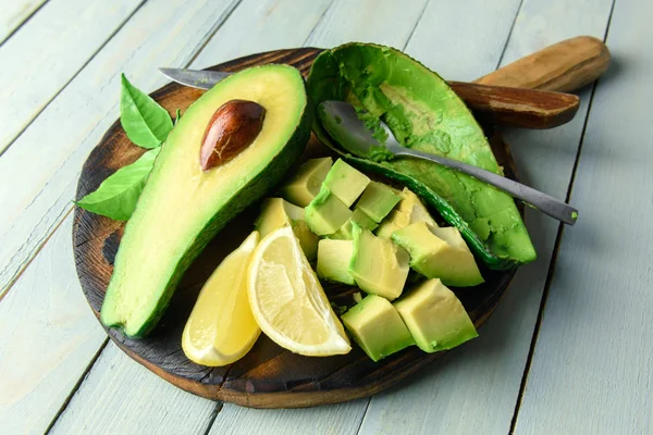 Vers avocado fruit op een houten plank — Stockfoto