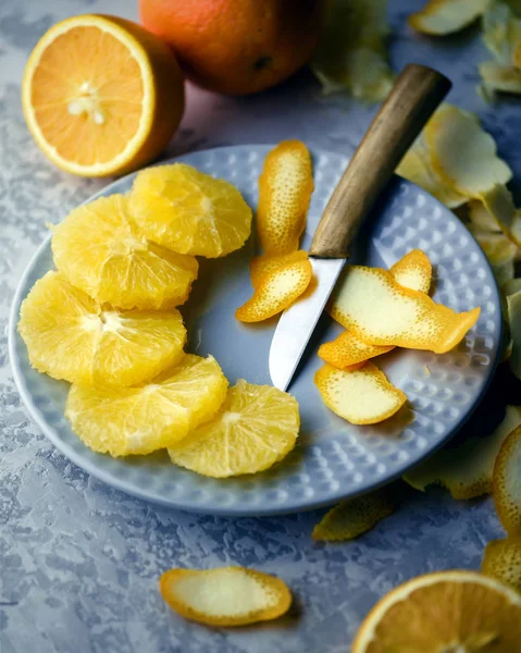 Pedaços de laranja na placa cinza close-up — Fotografia de Stock