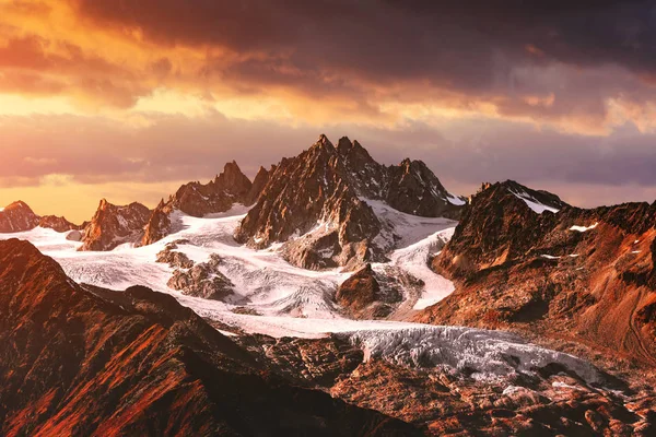 Montanhas picos pôr do sol paisagem — Fotografia de Stock