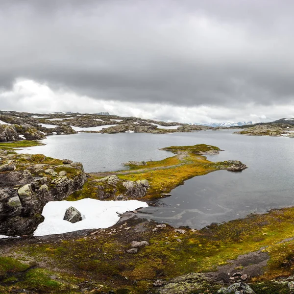 Typiskt norskt landskap med snöiga berg — Stockfoto